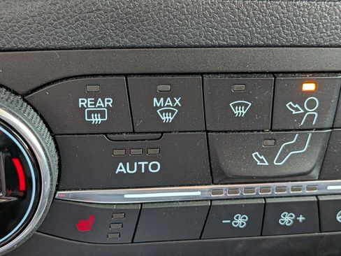 Used 2020 Ford Escape Titanium FWD image 22