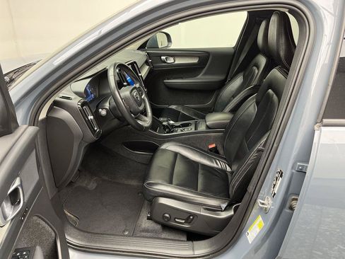 Used 2023 Volvo XC40 B5 Core AWD/4WD image 3