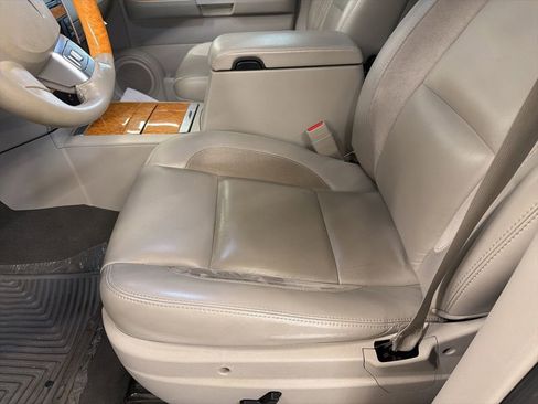 Used 2009 Chrysler Aspen Limited AWD/4WD image 17