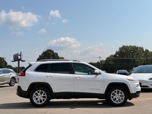 Used 2018 Jeep Cherokee Latitude w/ Safety Group AWD/4WD image 8