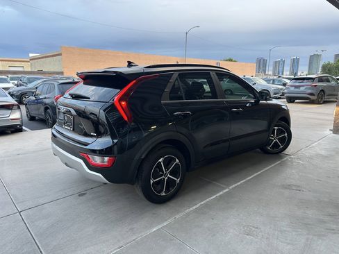 Used 2024 Kia Niro EX image 3