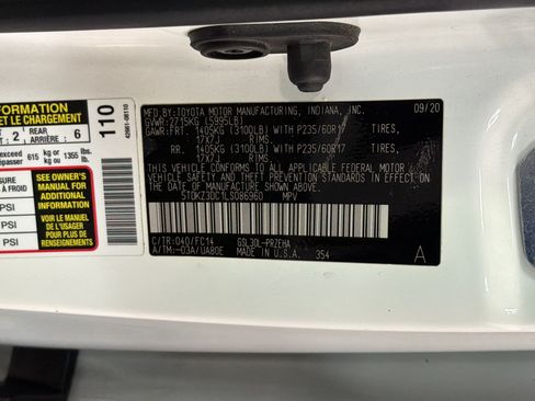 Used 2020 Toyota Sienna LE w/ Carpet Mat Package FWD image 19