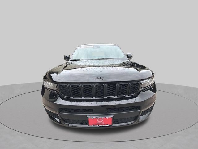 Used 2025 Jeep Grand Cherokee L Limited w/ Black Appearance Package AWD/4WD image 11