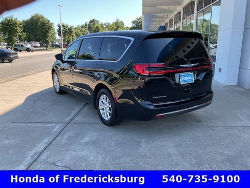 Used 2024 Chrysler Pacifica Touring-L FWD image 4