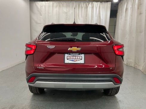 Used 2025 Chevrolet Trax LT w/ LT Convenience Package FWD image 6