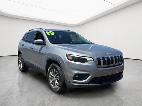 Used 2019 Jeep Cherokee Latitude Plus w/ Cold Weather Group AWD/4WD image 31