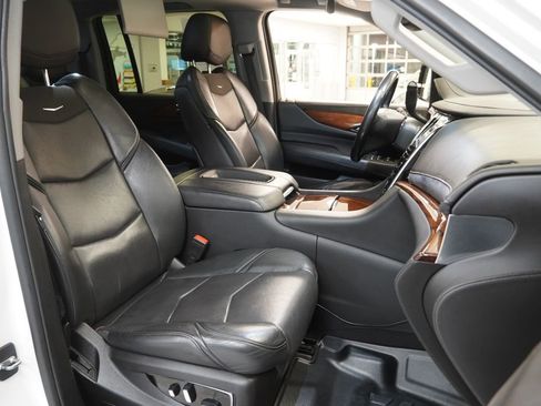 Used 2019 Cadillac Escalade ESV Luxury image 40