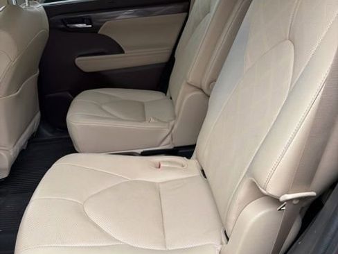 Used 2022 Toyota Highlander Platinum image 6