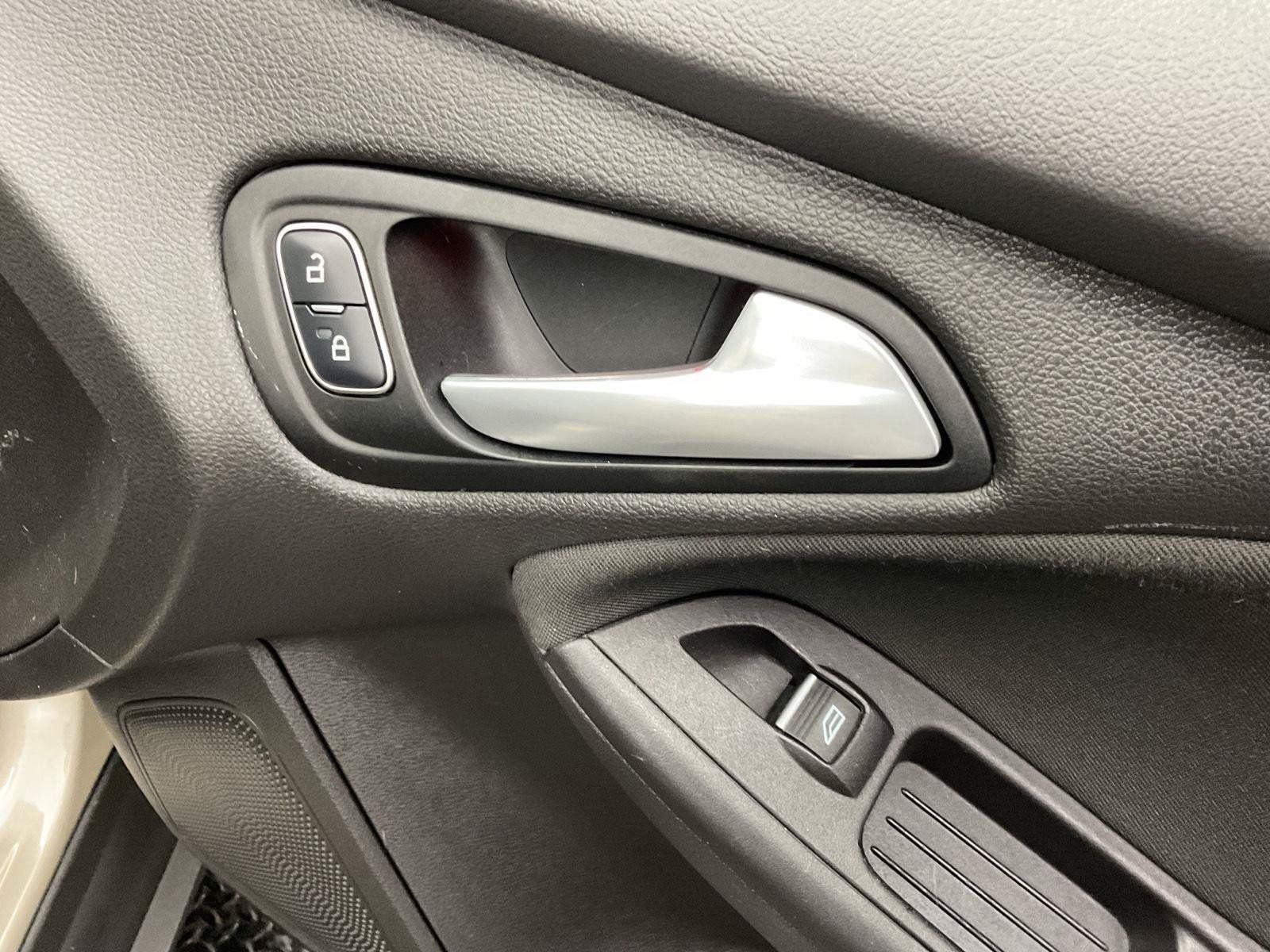 Used 2017 Ford Focus Titanium FWD image 22