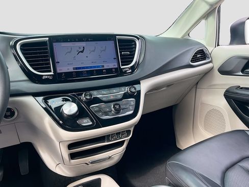 Certified 2023 Chrysler Pacifica Touring-L FWD image 22