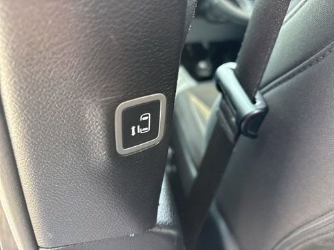 Used 2022 Chrysler Pacifica Touring image 32