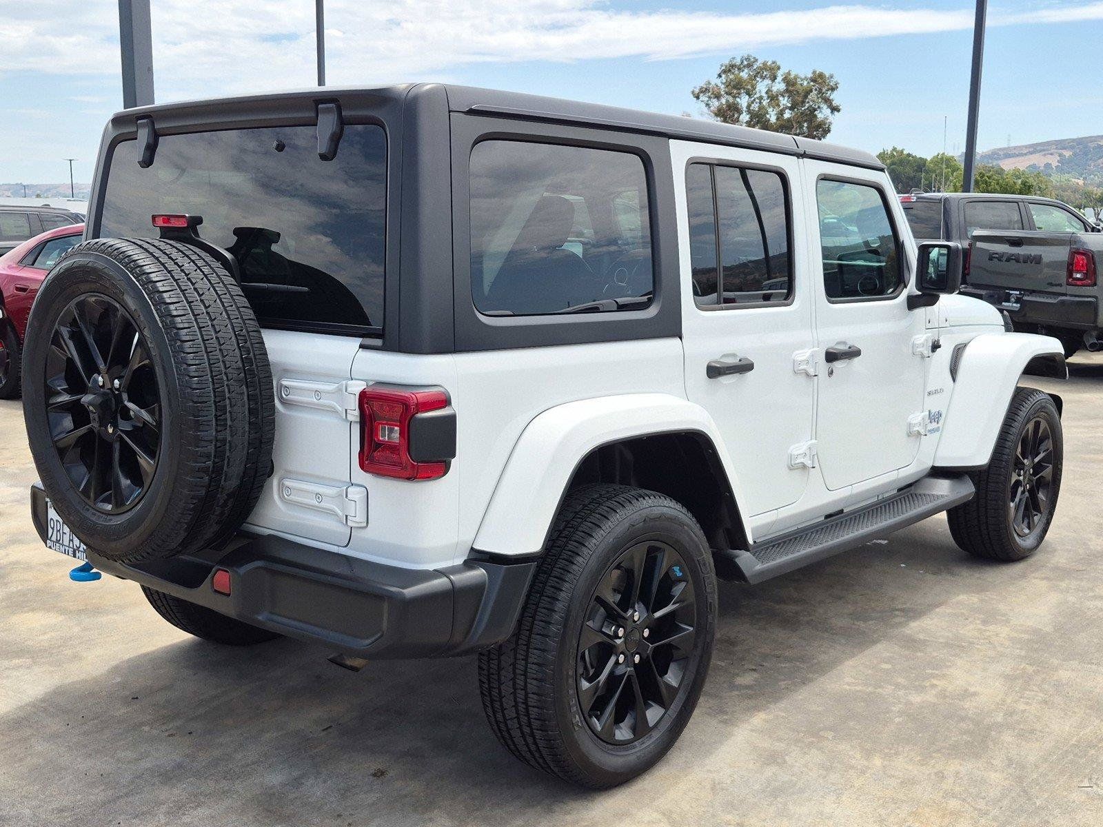 Used 2022 Jeep Wrangler Unlimited Sahara AWD/4WD image 6