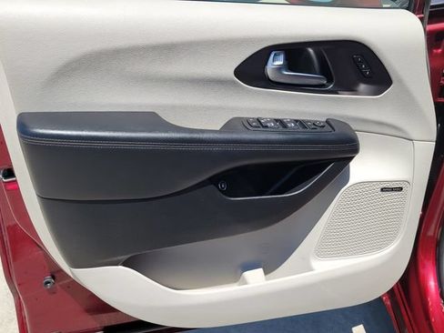 Used 2020 Chrysler Pacifica Limited w/ Advanced Safetytec Group FWD image 7