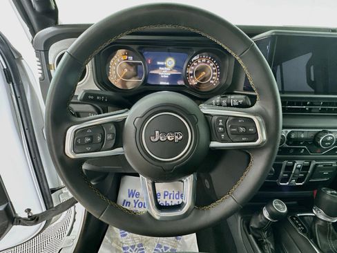 Used 2025 Jeep Wrangler Unlimited Sahara AWD/4WD image 11