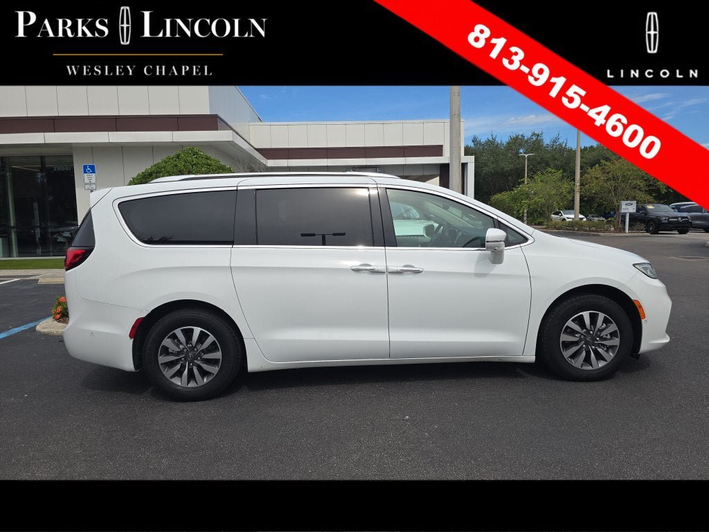 Used 2021 Chrysler Pacifica Touring-L w/ Uconnect Theater Family Group FWD image 3