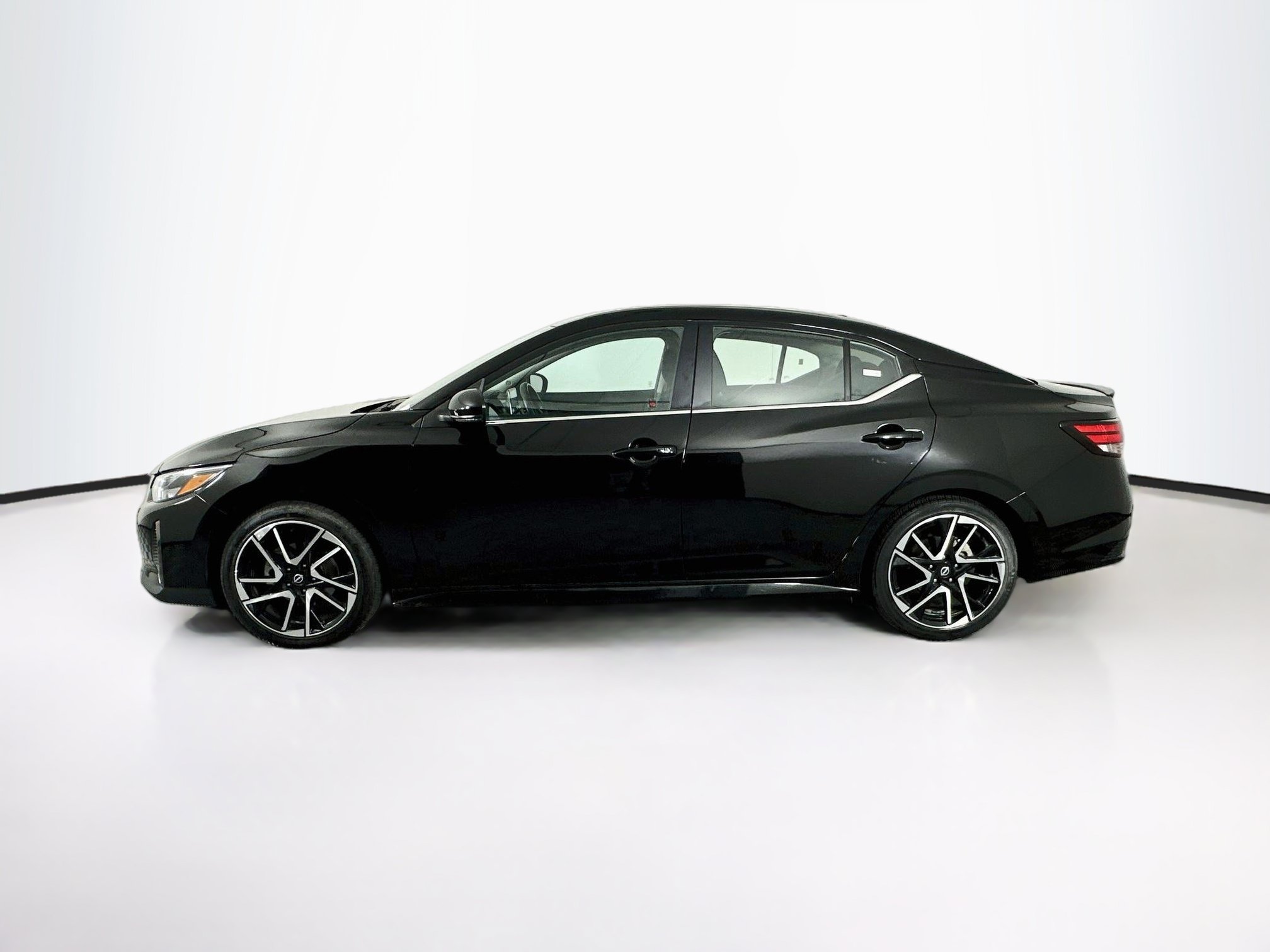 Used 2025 Nissan Sentra SR FWD image 4