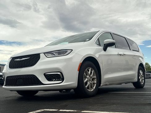 Used 2023 Chrysler Pacifica Touring-L FWD image 54