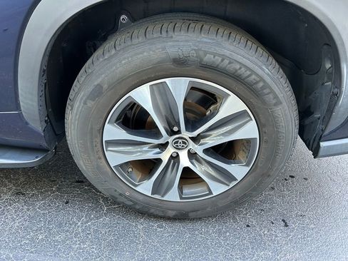 Certified 2023 Toyota Highlander XLE image 9