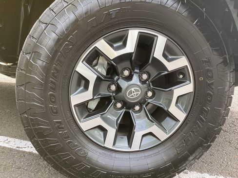 Used 2022 Toyota Tacoma TRD Off-Road w/ Technology Package AWD/4WD image 6