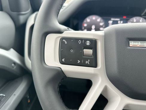 Used 2025 Land Rover Defender 90 S image 27