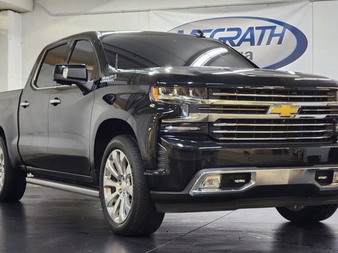 Used 2019 Chevrolet Silverado 1500 High Country w/ Technology Package AWD/4WD image 2