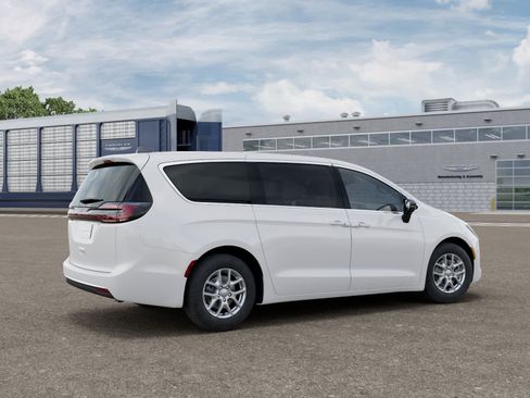 New 2027 Chrysler Pacifica Select FWD image 4