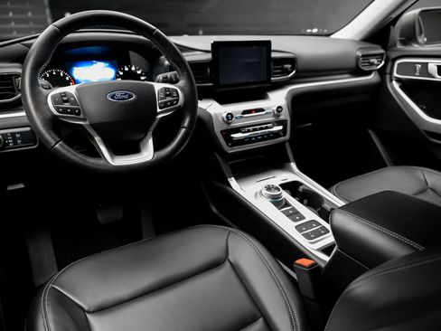 Used 2021 Ford Explorer XLT w/ Equipment Group 202A image 2