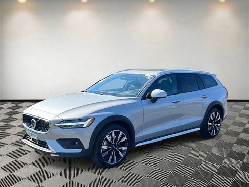 Used 2023 Volvo V60 B5 Cross Country Ultimate w/ Climate Package image 7