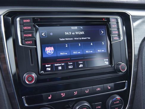 Used 2017 Volkswagen Passat 1.8T SE image 19