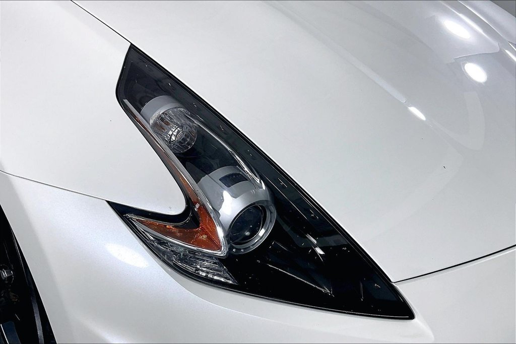 Used 2018 Nissan 370Z Touring RWD image 32