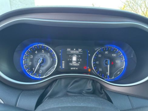 Used 2023 Chrysler Voyager LX image 14