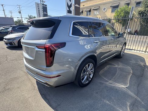 Used 2023 Cadillac XT6 Premium Luxury FWD image 3