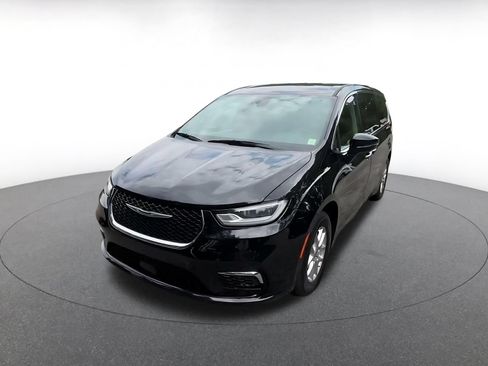 Used 2024 Chrysler Pacifica Touring-L FWD image 4