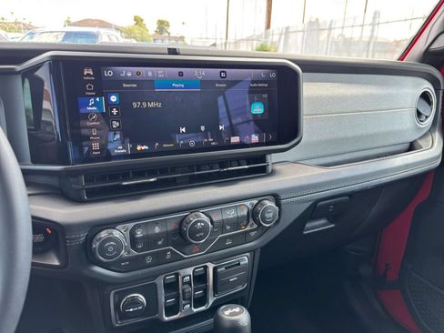 Used 2025 Jeep Wrangler Unlimited Sahara AWD/4WD image 17