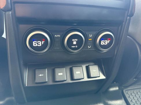 Used 2020 Land Rover Defender 110 SE image 29