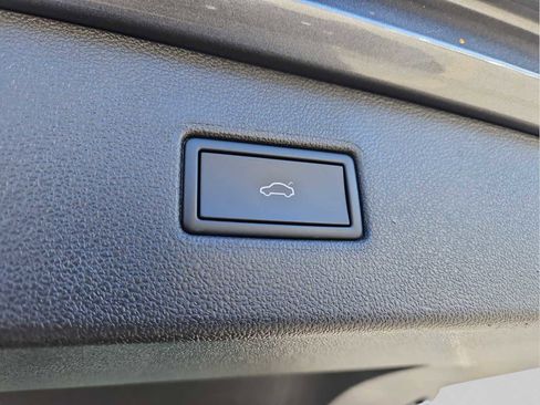 Used 2022 Volkswagen Tiguan SE image 35