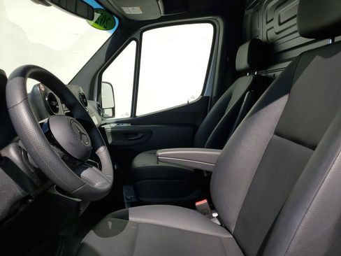 Used 2025 Mercedes-Benz Sprinter 2500 image 19