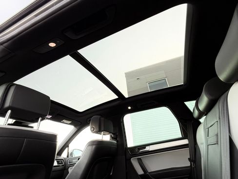 Used 2017 Volkswagen Touareg Wolfsburg Edition image 25