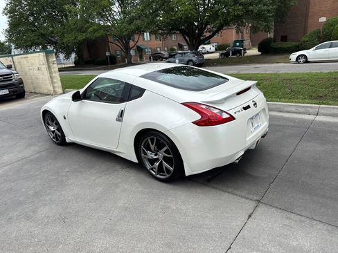 Used 2017 Nissan 370Z Coupe RWD image 4