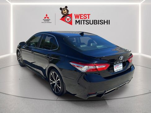 Used 2019 Toyota Camry SE FWD image 4