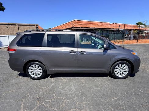 Used 2014 Toyota Sienna XLE AWD/4WD image 7