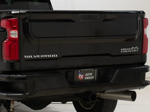 Used 2022 Chevrolet Silverado 2500 High Country w/ Technology Package image 16