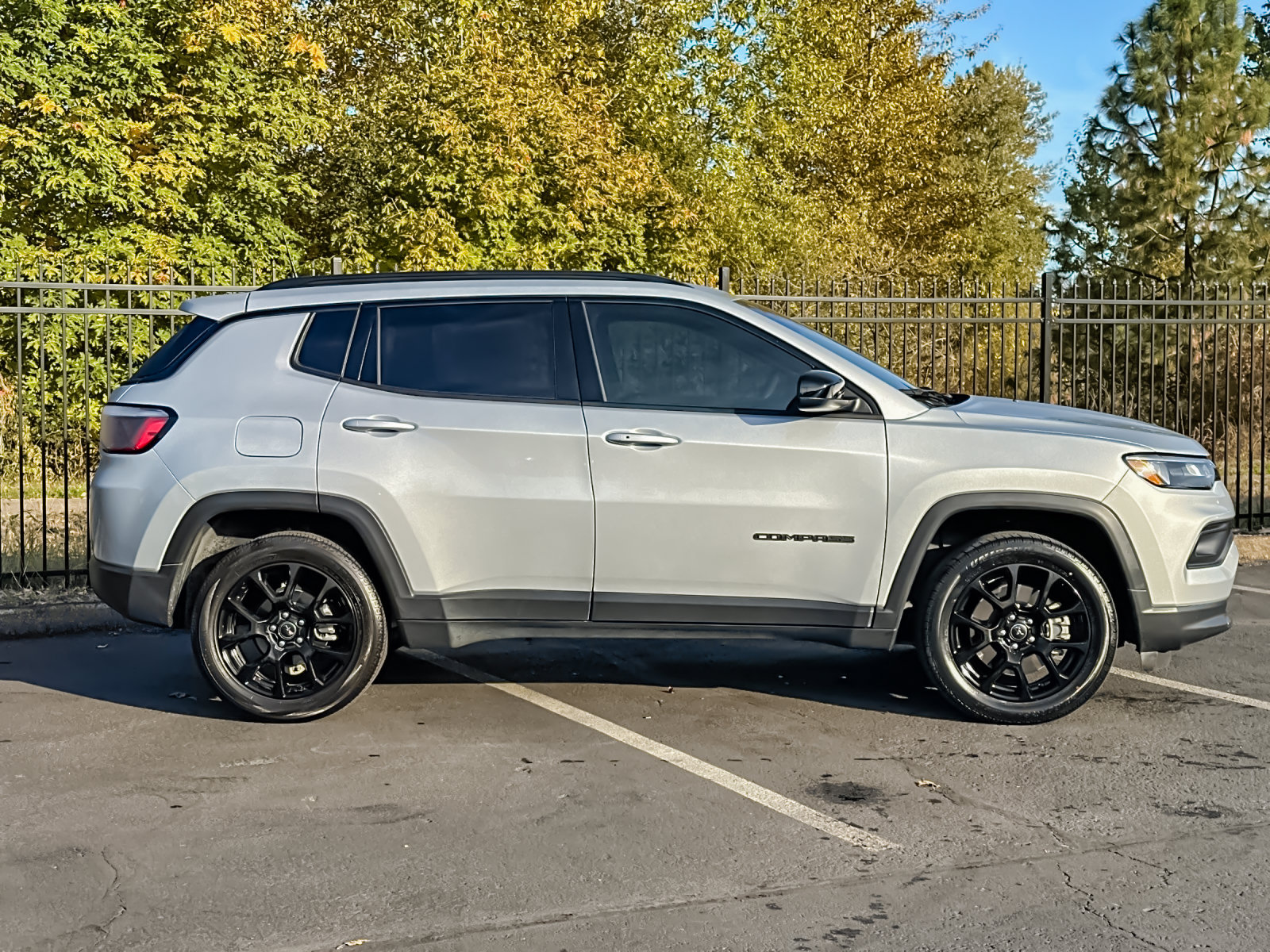 Used 2025 Jeep Compass Latitude w/ Altitude Special Edition AWD/4WD image 2