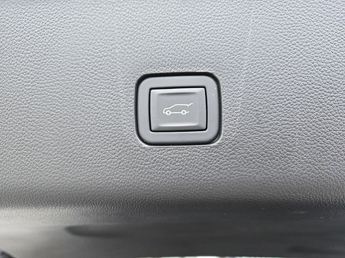 Used 2023 Chevrolet Traverse LT image 35