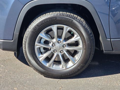 Used 2021 Jeep Cherokee Latitude Lux w/ Comfort/Convenience Group image 10