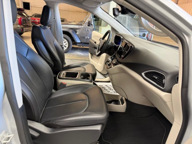 Used 2024 Chrysler Pacifica Touring-L FWD image 32