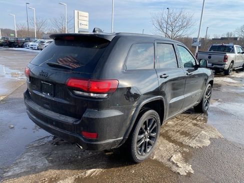 Used 2019 Jeep Grand Cherokee Altitude image 3