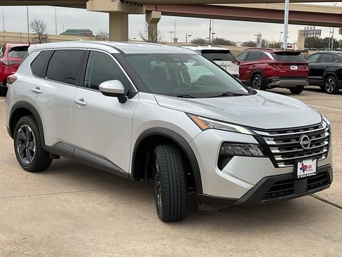 Used 2025 Nissan Rogue SV image 4