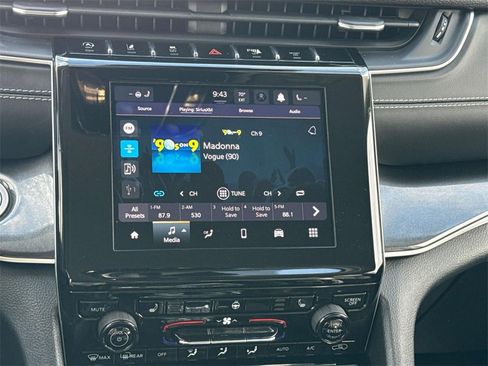 Used 2022 Jeep Grand Cherokee Laredo w/ Luxury Tech Group I image 17