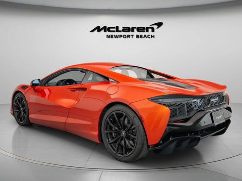 Used 2023 McLaren Artura RWD image 22